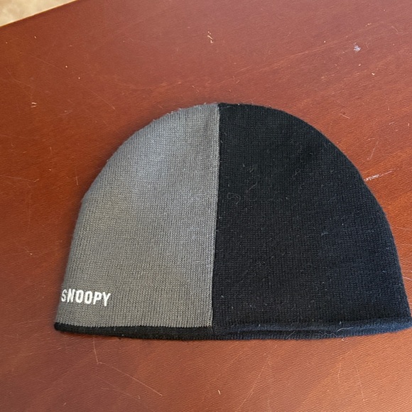 **Snoopy Beanie black and gray - Picture 2 of 7